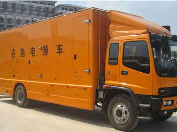 高压冬季柴油发电机启动前，如何检查燃油系统中的积水？